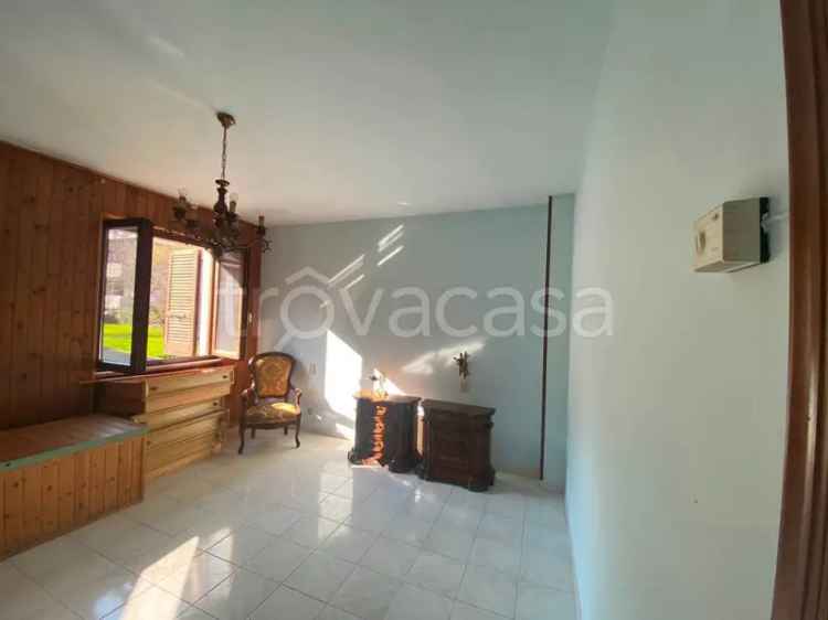 Villa Bifamiliare Polaveno: 2 Appartamenti, Fienile e Giardino