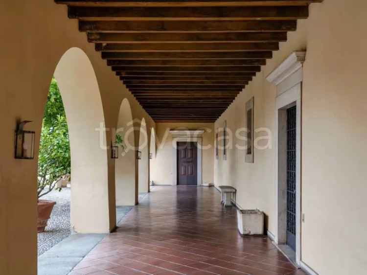 Villa di Lusso in Franciacorta con 16 Ettari di Terreno