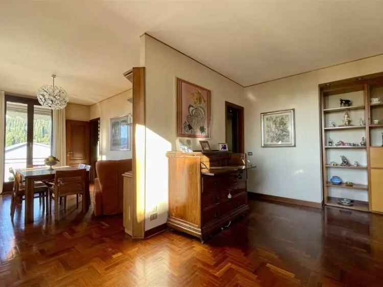 Attico di lusso a Salo con vista lago