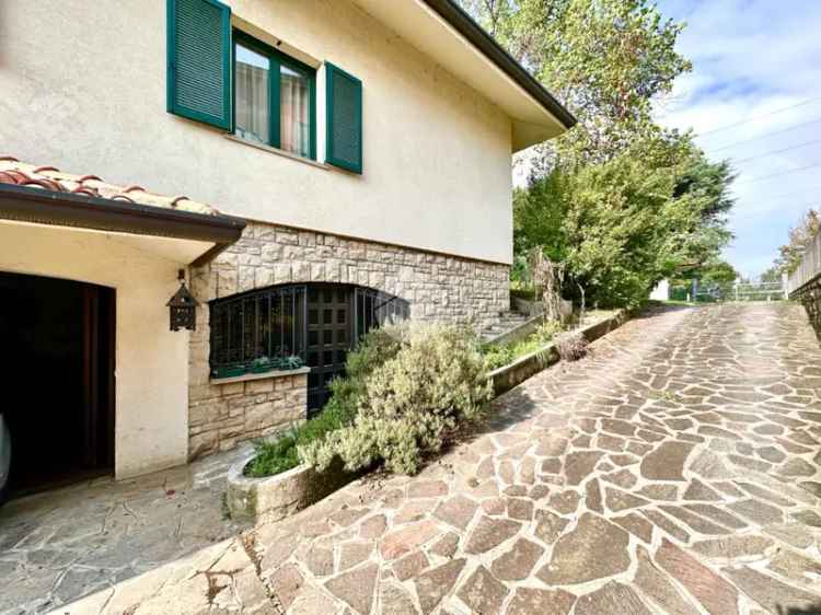 Villa Singola Capriolo 1000mq Giardino Taverna Camino