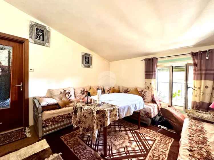 Capriolo: Palazzina con Due Appartamenti e Negozio