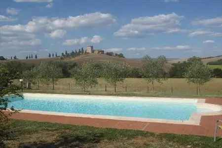 Villa in Vendita a 5 km da Siena con Piscina e Giardino