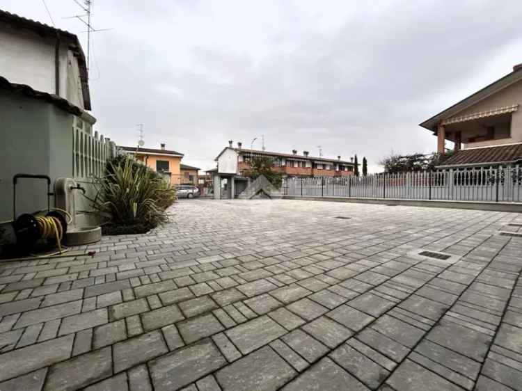 Bifamiliare Romanengo: 2 appartamenti, giardino, ristrutturata