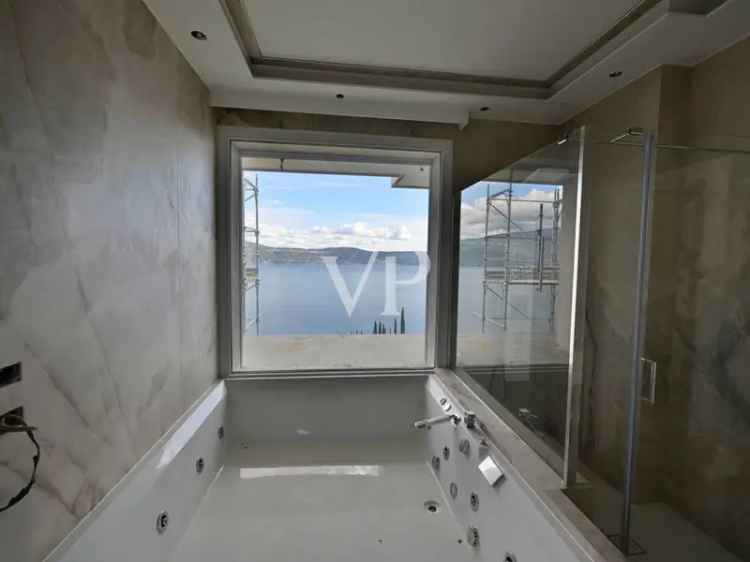 Villa di Lusso con Vista Lago a Toscolano Maderno