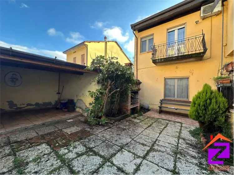 Casa Indipendente a Verolanuova con Garage e Cortile