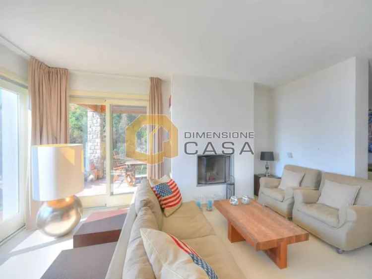 Villa Bifamiliare con Piscina e Vista Lago a Toscolano Maderno