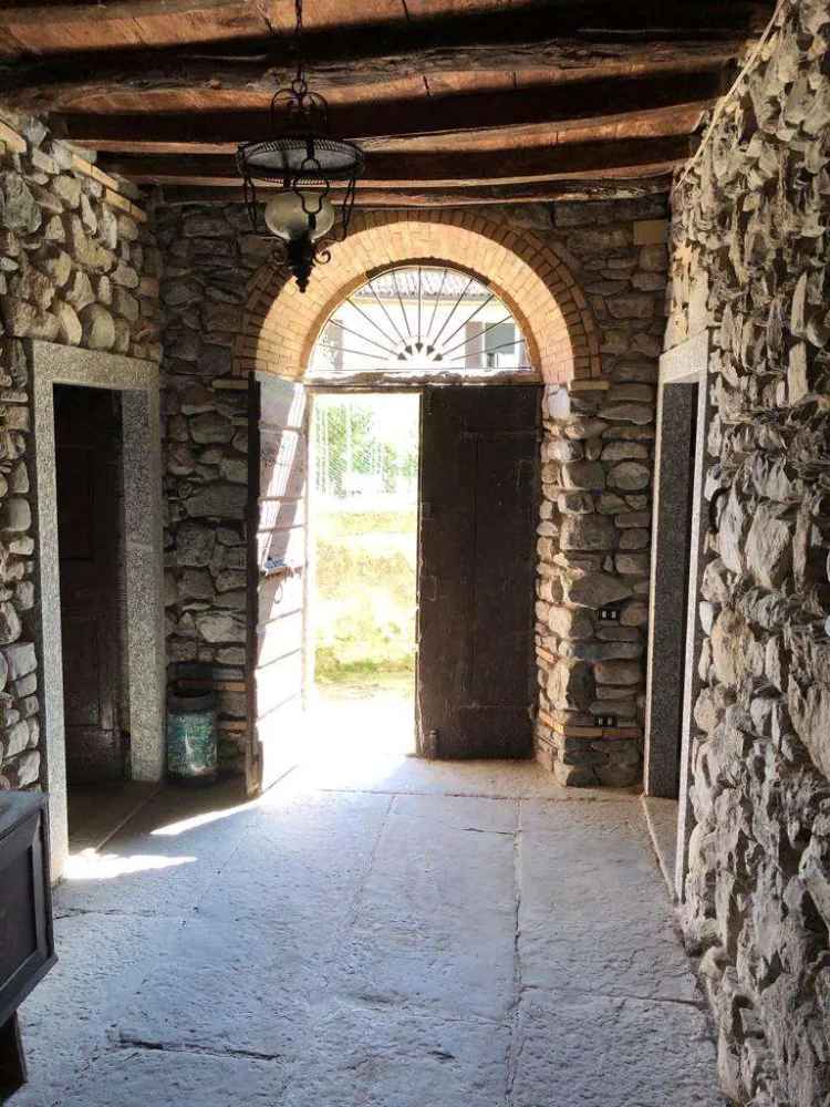 Rustico Caslino d Erba 300 mq Due Unita Abitative Giardino