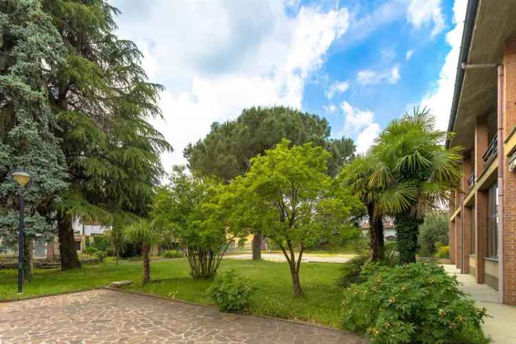 Villa Bifamiliare Bellusco 2 Appartamenti Giardino Deposito 2360mq